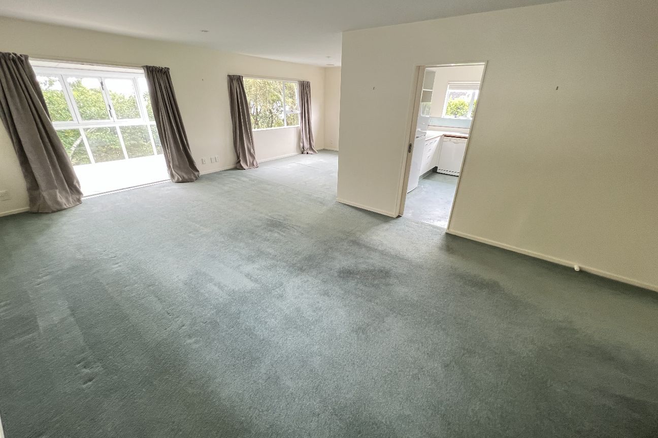 SPACIOUS FAMILY HOME IN POPULAR KARORI: - Aanzicht 5