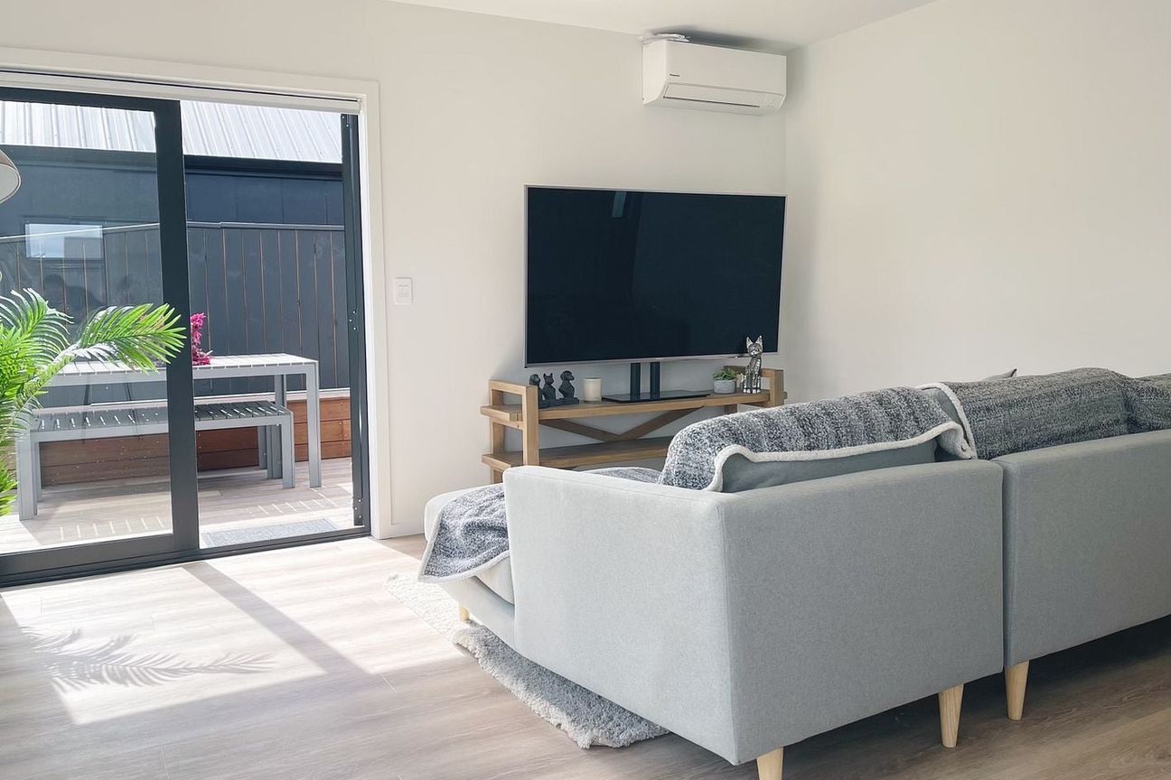 Waterfront Living 2 Bedroom Sunny partly furnished - Aanzicht 6