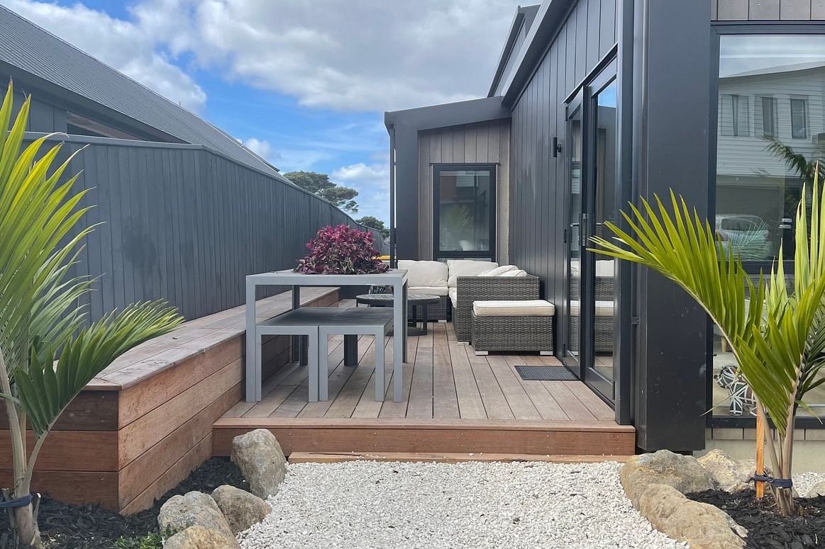 Waterfront Living 2 Bedroom Sunny partly furnished - Aanzicht 3
