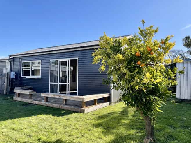 920A Dufferin Street, Akina