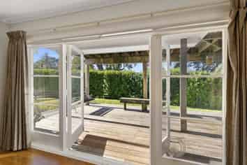 128 Tiroroa Avenue, Te Atatu South