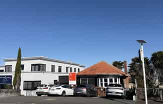 Central standalone office with 6 carparks