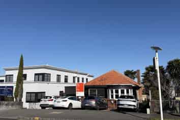 Central standalone office with 6 carparks