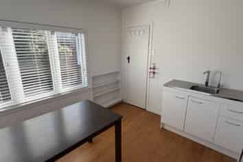 Central standalone office with 6 carparks