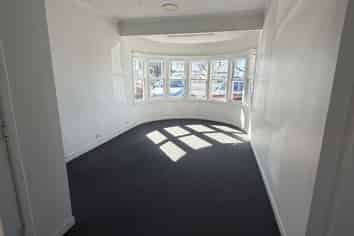 Central standalone office with 6 carparks