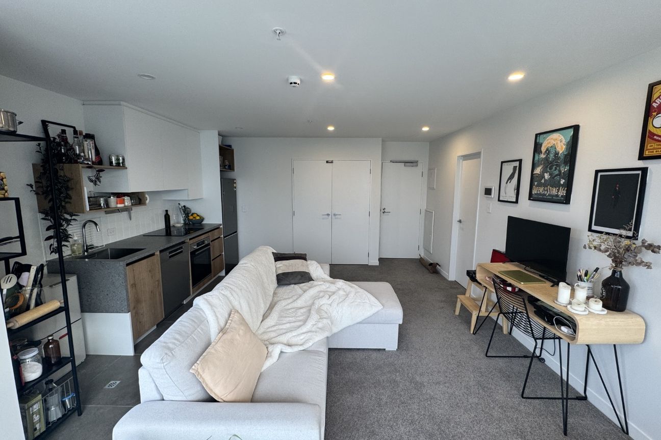 STUNNING ONE BEDROOM TOP FLOOR APARTMENT: - Mehr