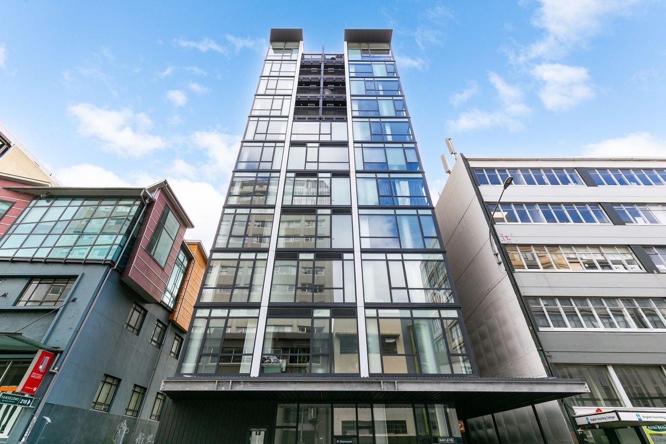 STUNNING ONE BEDROOM TOP FLOOR APARTMENT: - Ansicht 2