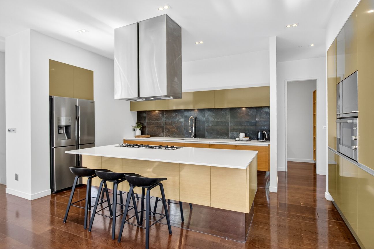 Architectural Excellence Meets Iconic Views - Fler