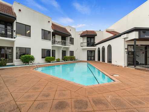 Established 56-key freehold Hamilton hotel