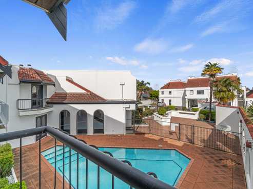 Established 56-key freehold Hamilton hotel