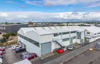 Industrial Headquarters with 8 Exclusive Car Parks