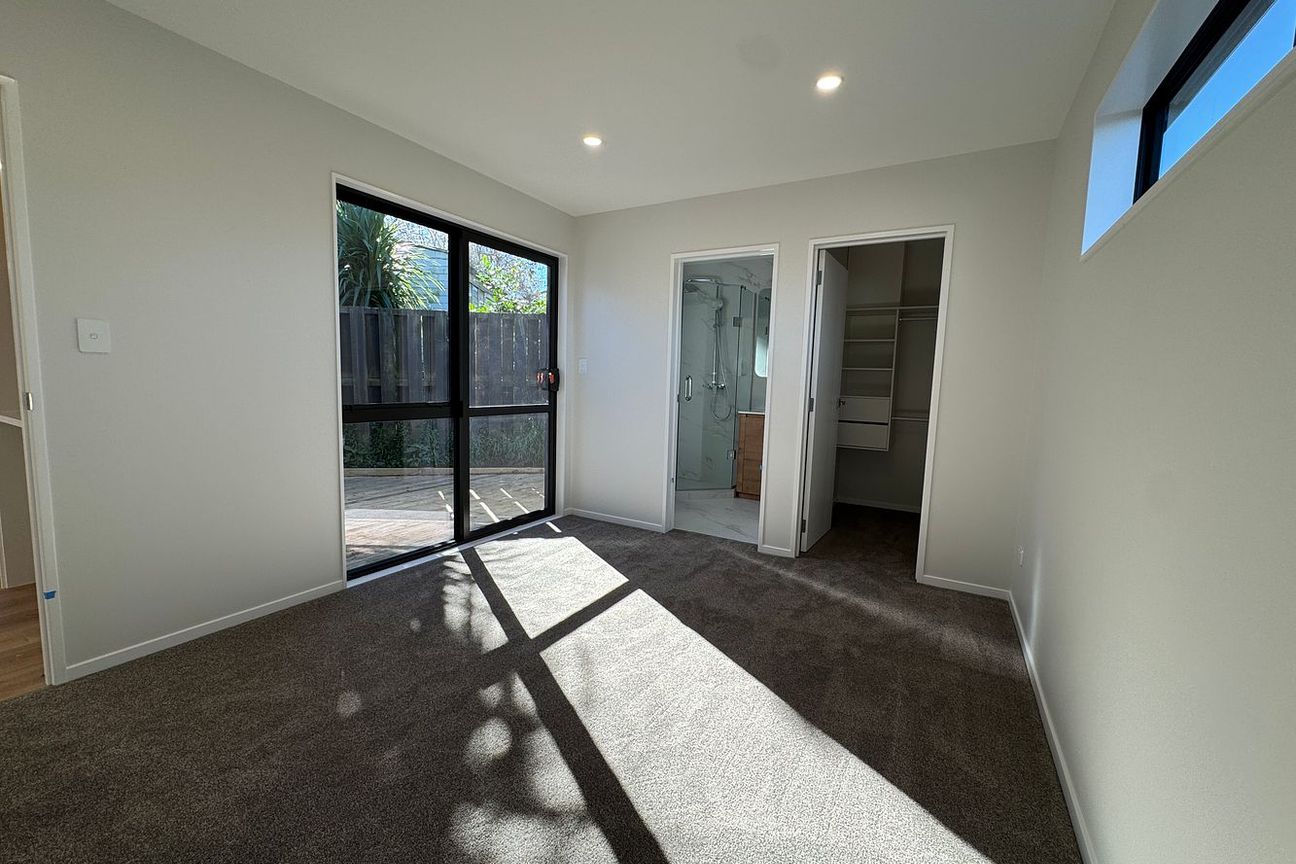 Brand New Private 3-Bedroom Home with Sunny Deck - Aanzicht 2
