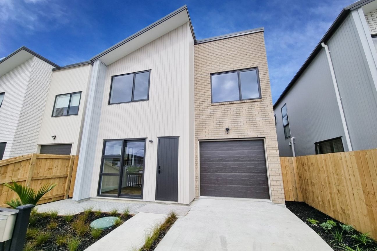 Hobsonville, 5 Bedrooms, $950 - Vista 2