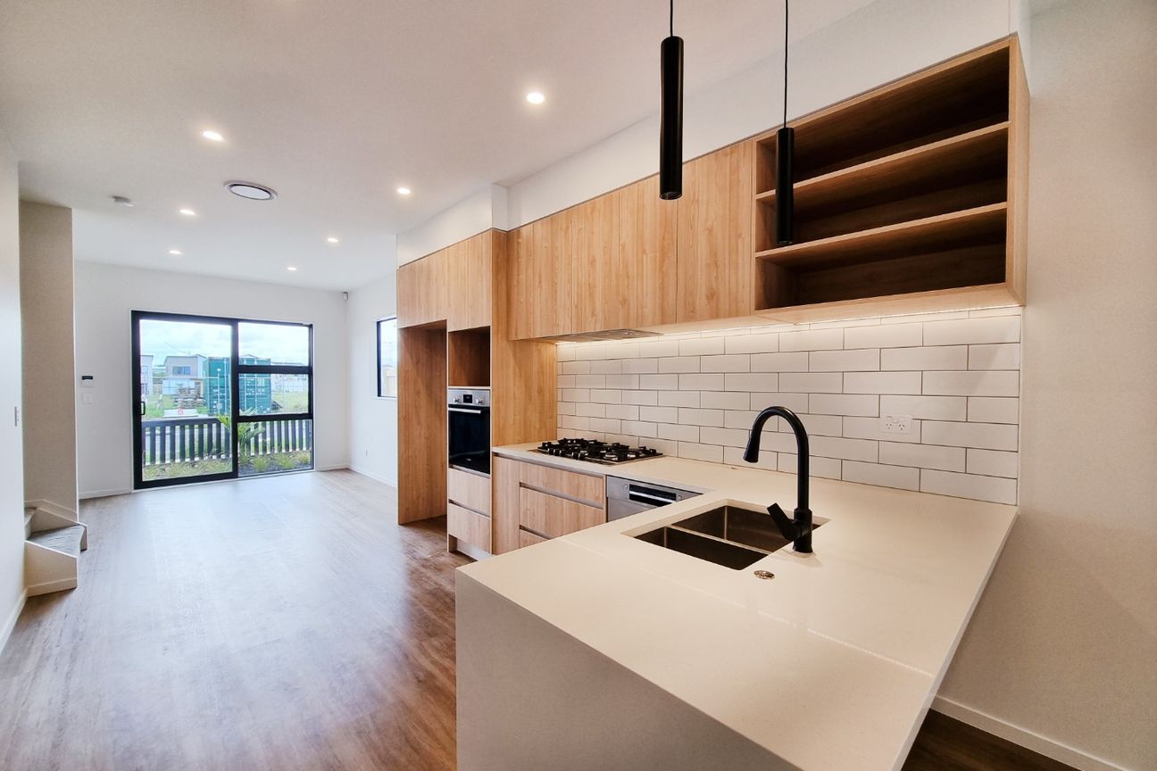 Hobsonville, 5 Bedrooms, $950 - Vista 4