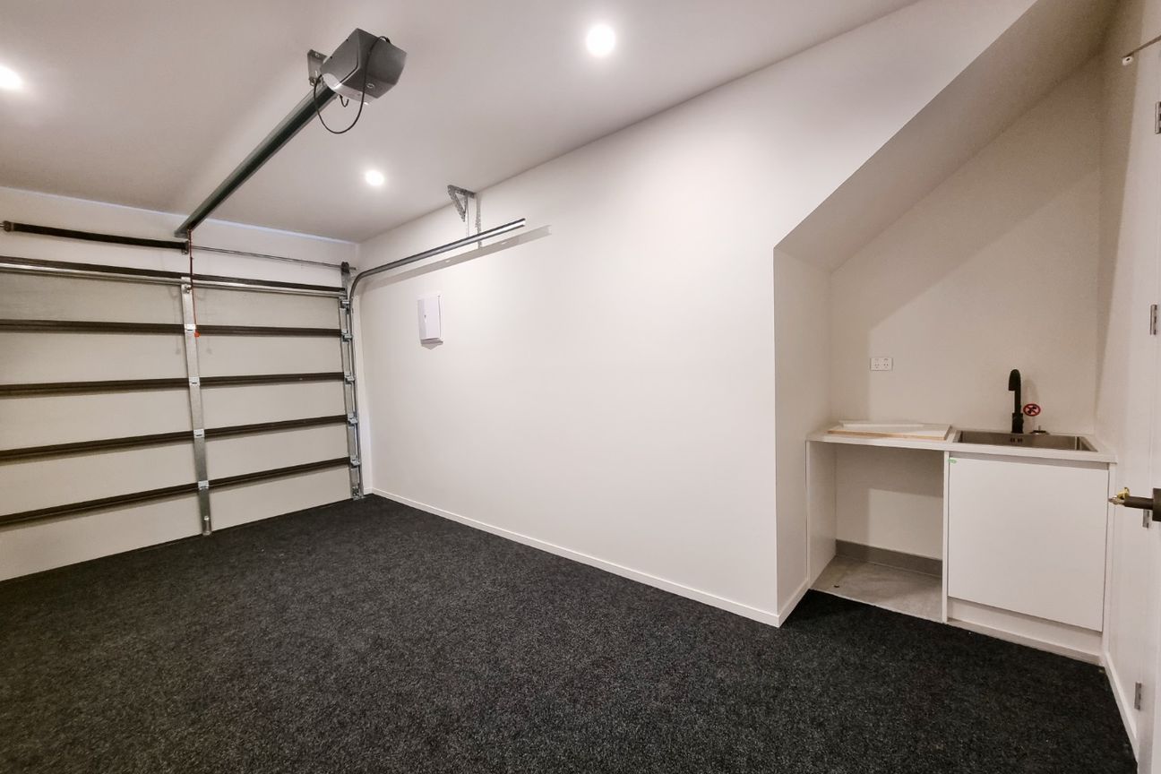 Hobsonville, 5 Bedrooms, $950 - Altro