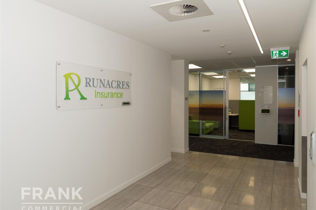 Sublease Opportunity – Fully Fitted Office with Views - Bild 6
