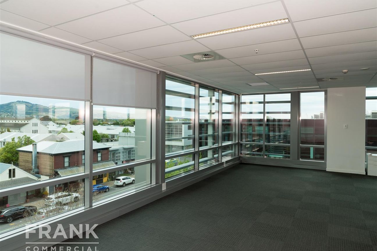 Sublease Opportunity – Fully Fitted Office with Views - Bild 5