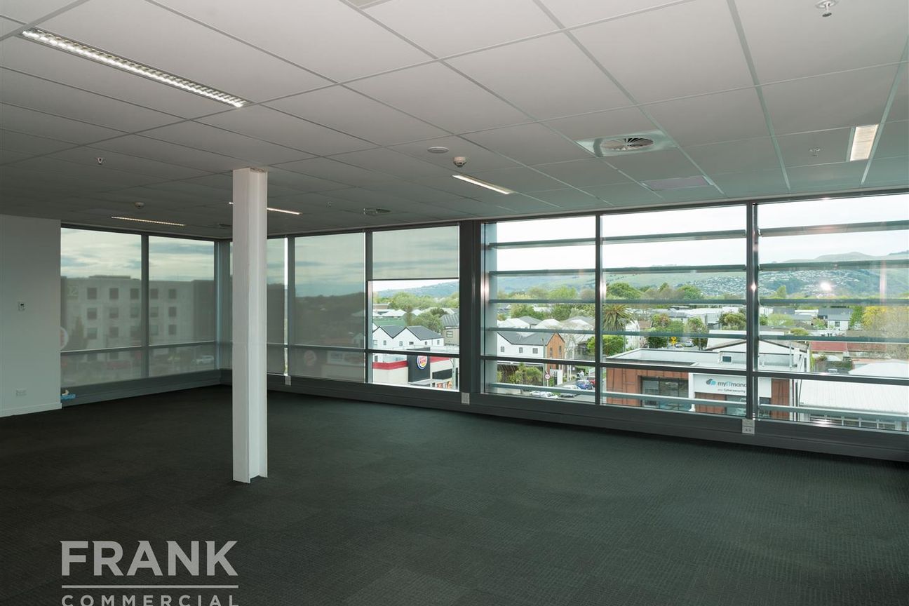 Sublease Opportunity – Fully Fitted Office with Views - Bild 4
