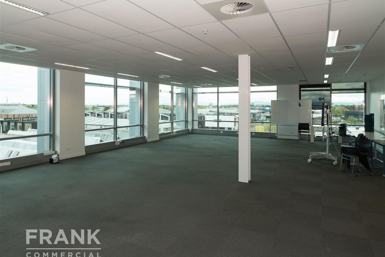 Sublease Opportunity – Fully Fitted Office with Views - Bild 3
