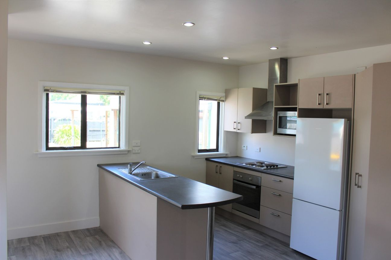 Fantastic 6 Bedroom Student Rental - Vista 2