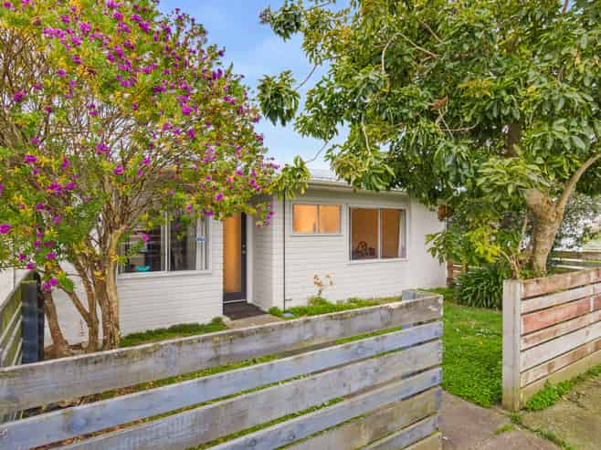 16B Buckley Grove, Paraparaumu