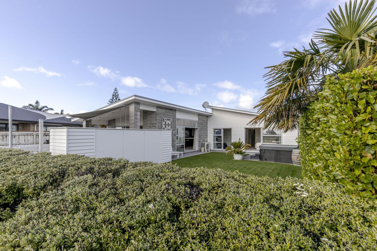 Ocean Outlook. Modern Comfort. Great Parking. - Vista 4