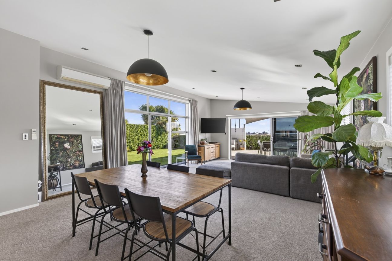 Ocean Outlook. Modern Comfort. Great Parking. - Vista 2