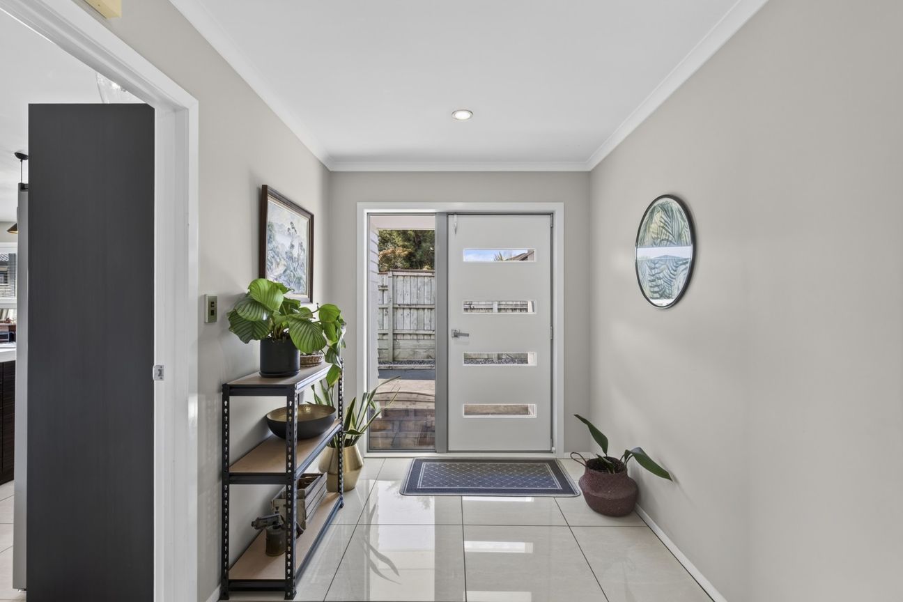 Ocean Outlook. Modern Comfort. Great Parking. - Vista 6