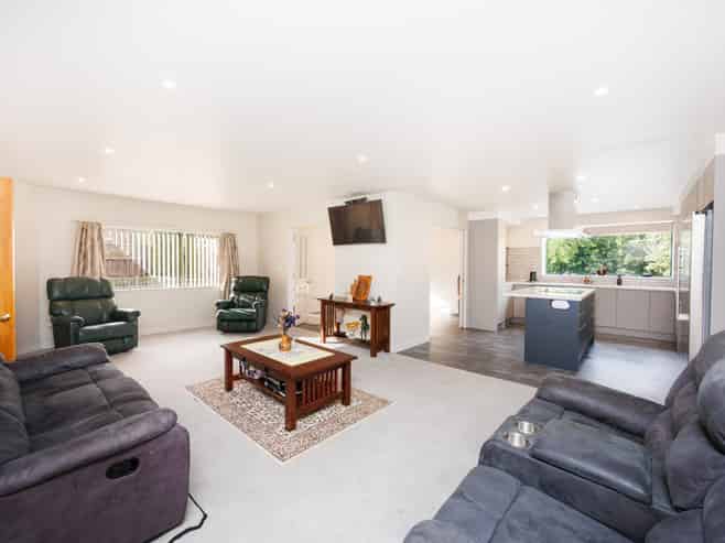 8 Fraser Court, Roslyn