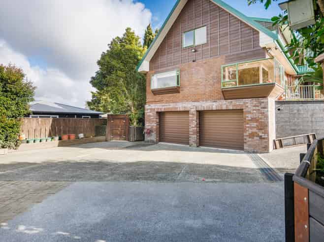 8 Fraser Court, Roslyn
