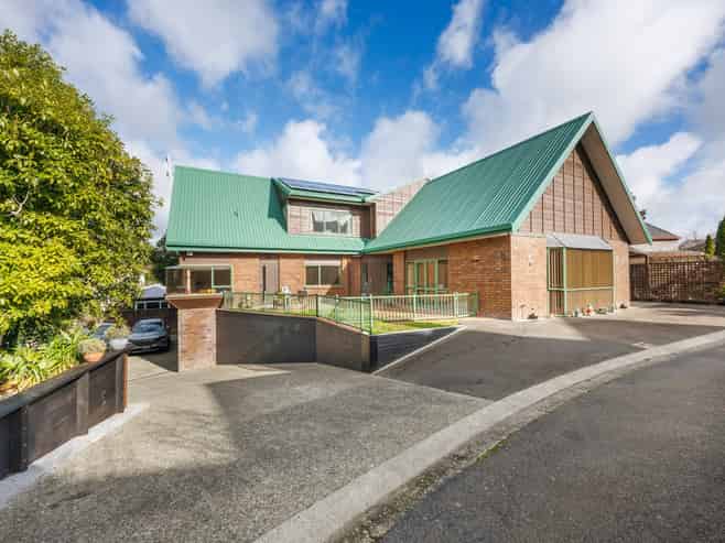 8 Fraser Court, Roslyn