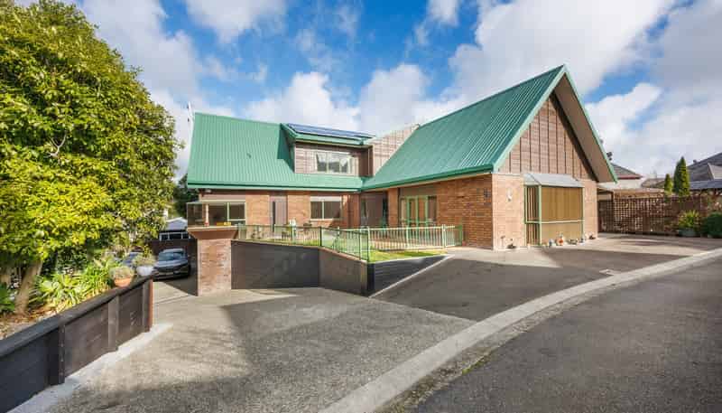 8 Fraser Court, Roslyn
