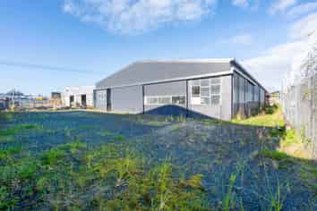 High-profile Port Road workshop - Rarely available