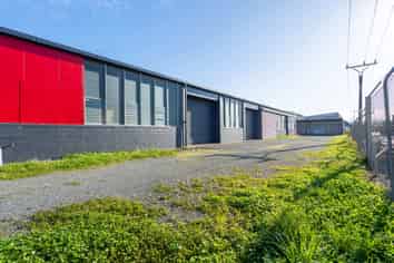 High-profile Port Road workshop - Rarely available