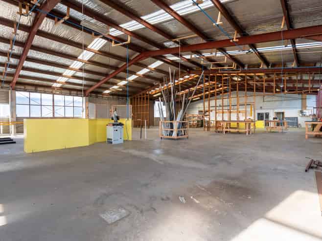 High-profile Port Road workshop - Rarely available