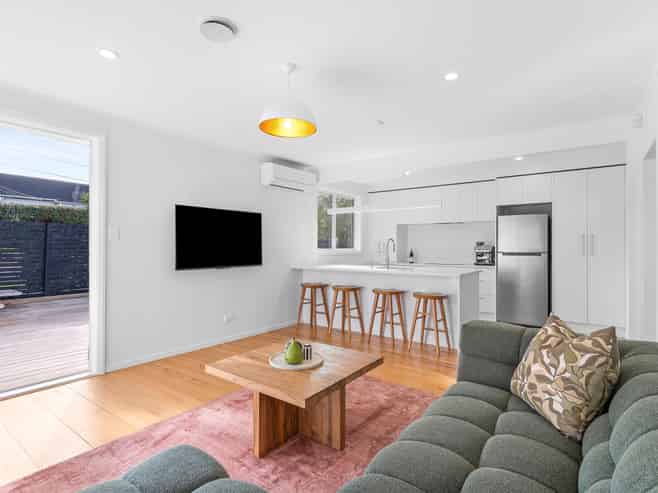 27a Castledine Cres, Glen Innes