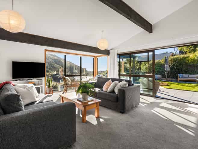 136 Sumnervale Drive, Sumner