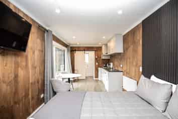 Thriving 3-Unit Accommodation Business!