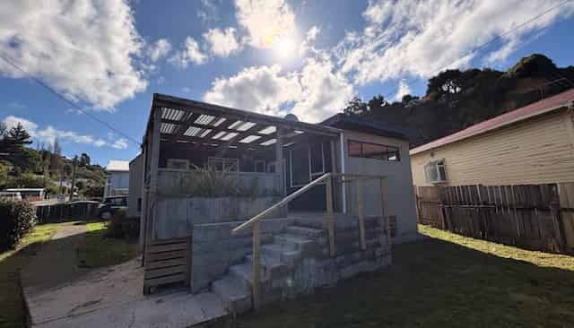 96 South Road, The Glen