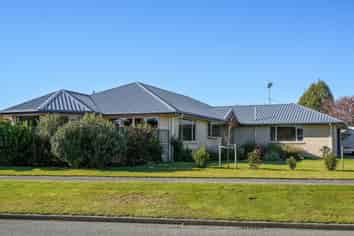 4 Devon Crescent, DARFIELD
