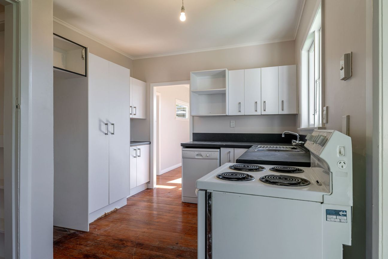 Charming 3-Bedroom House for Rent in West End, Palmerston North – $700 per Week - Vista 5