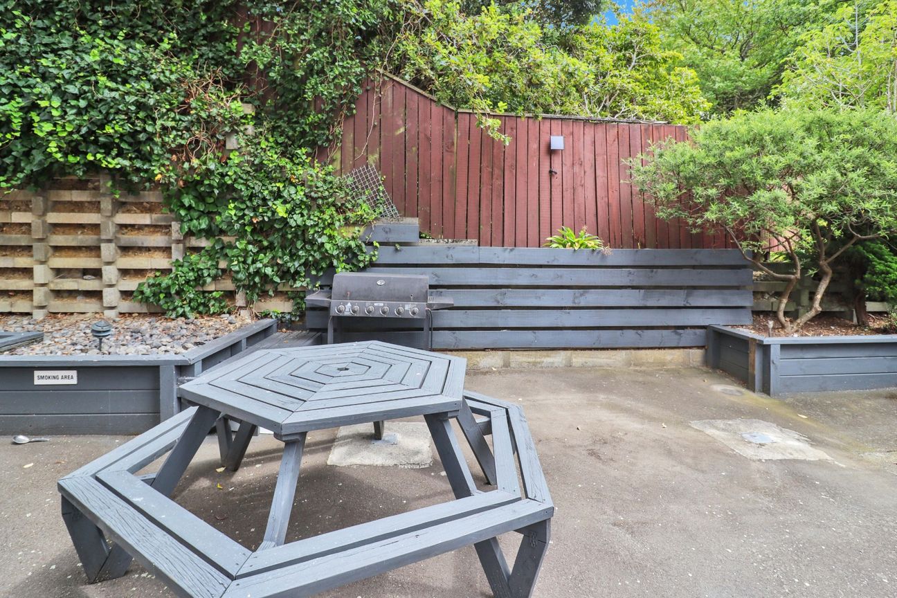 Effortless Inner-City Living – Power Included! - Fler