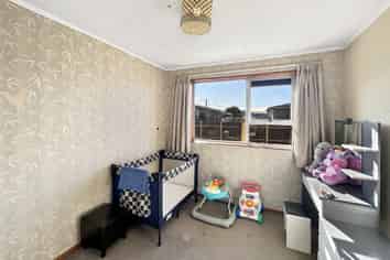 64 Dunbeath Crescent, Kew