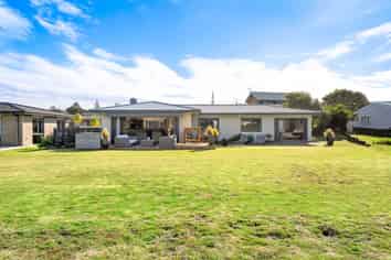 16 Braddock Grove, Pauanui