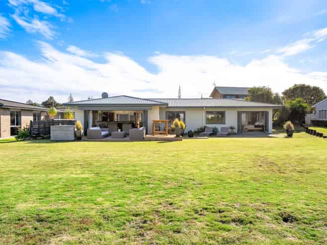 16 Braddock Grove, Pauanui