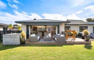 16 Braddock Grove, Pauanui