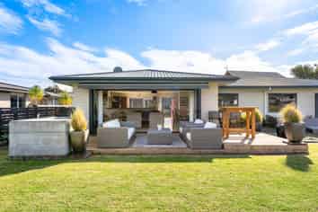 16 Braddock Grove, Pauanui