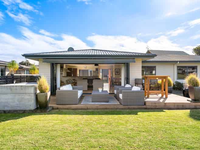16 Braddock Grove, Pauanui