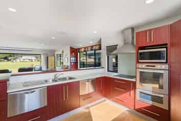 16 Braddock Grove, Pauanui