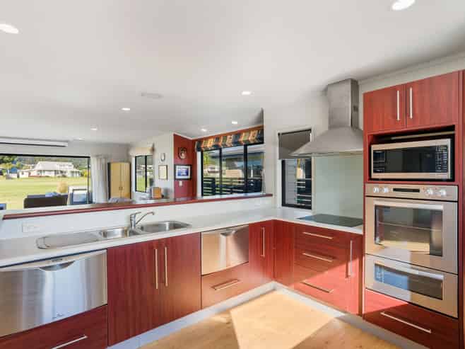 16 Braddock Grove, Pauanui